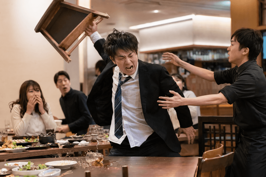 暴れる